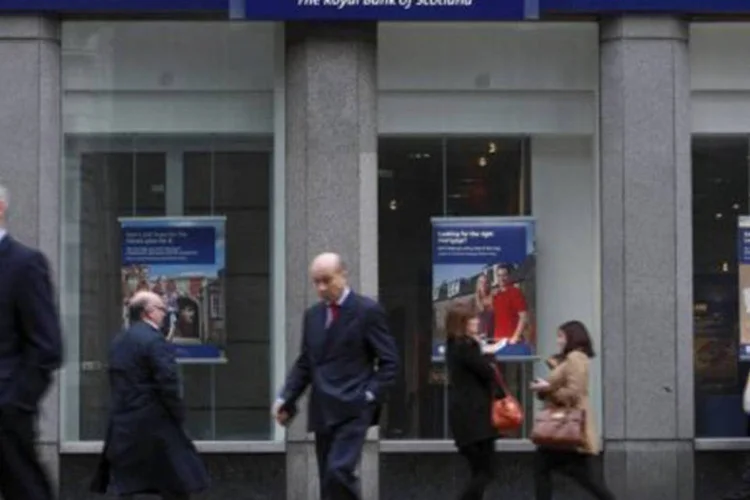 
	Pedestres passam em frente ao RBS em Londres: o caso da manipula&ccedil;&atilde;o da taxa interbanc&aacute;ria Libor explodiu no fim de junho
 (Justin Tallis/AFP)