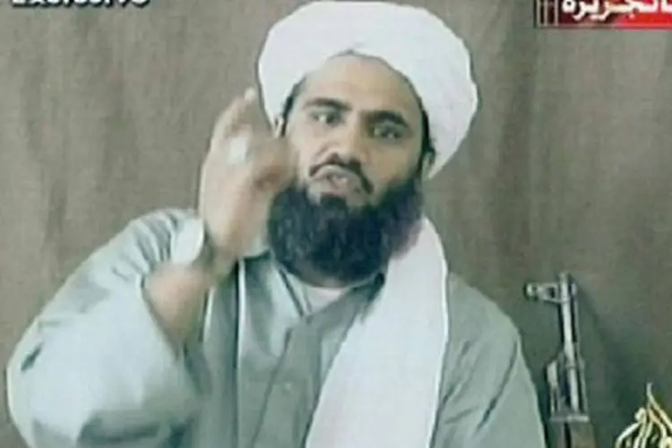 
	Porta-voz da Al Qaeda Suleiman Abu Ghaith em video do Afeganist&atilde;o: ele aparece junto ao pr&oacute;prio Bin Laden e ao novo l&iacute;der da rede terrorista
 (AFP)