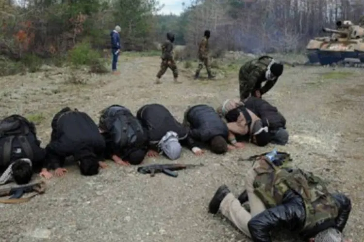 
	Rebeldes rezam antes de combaterem as for&ccedil;as do regime na S&iacute;ria: al&eacute;m disso, oito civis ficaram feridos nos tiros registrados depois das explos&otilde;es&nbsp;
 (Aamir Qureshi/AFP)