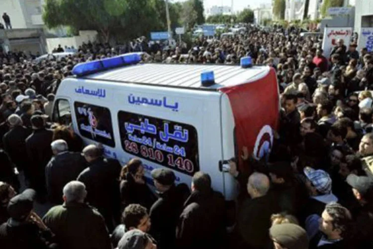 
	Ambul&acirc;ncia leva o corpo de Chokri Belaid ao hospital: o irm&atilde;o da v&iacute;tima acusou imediatamente o partido islamita Ennahda de ser respons&aacute;vel pelo assassinato (Fethi Belaid/AFP)