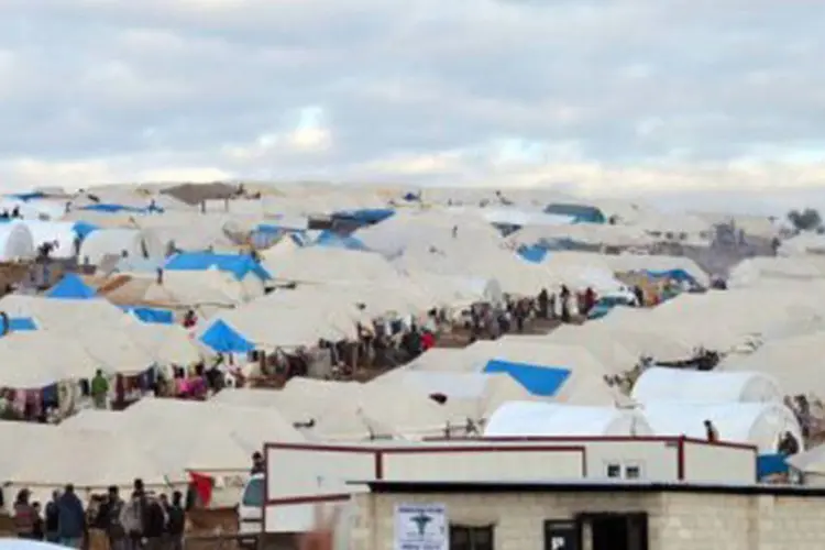 
	Campo de refugiados s&iacute;rios perto da fronteira turca, 31 de janeiro, 2012: a cada dia o n&uacute;mero de expatriados aumenta em 7 mil pessoas
 (Aamir Qureshi/AFP)