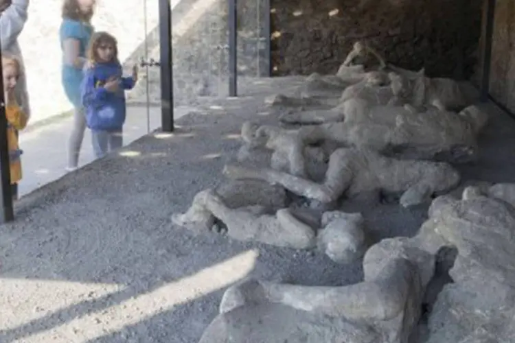 
	Visitantes no Jardim dos Fugitivos em Pompeia, It&aacute;lia: o lugar passou a simbolizar as d&eacute;cadas de m&aacute; gest&atilde;o de muitos dos tesouros culturais da It&aacute;lia
 (Carlo Hermann/AFP)