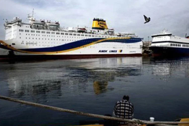 
	Porto de Piraeus: o primeiro-ministro Alexis Tsipras afirmou diversas vezes durante a campanha para as elei&ccedil;&otilde;es, que n&atilde;o ia vender ativos estatais, incluindo Piraeus e 14 aeroportos regionais
 (Angelos Tzortzinis/AFP)