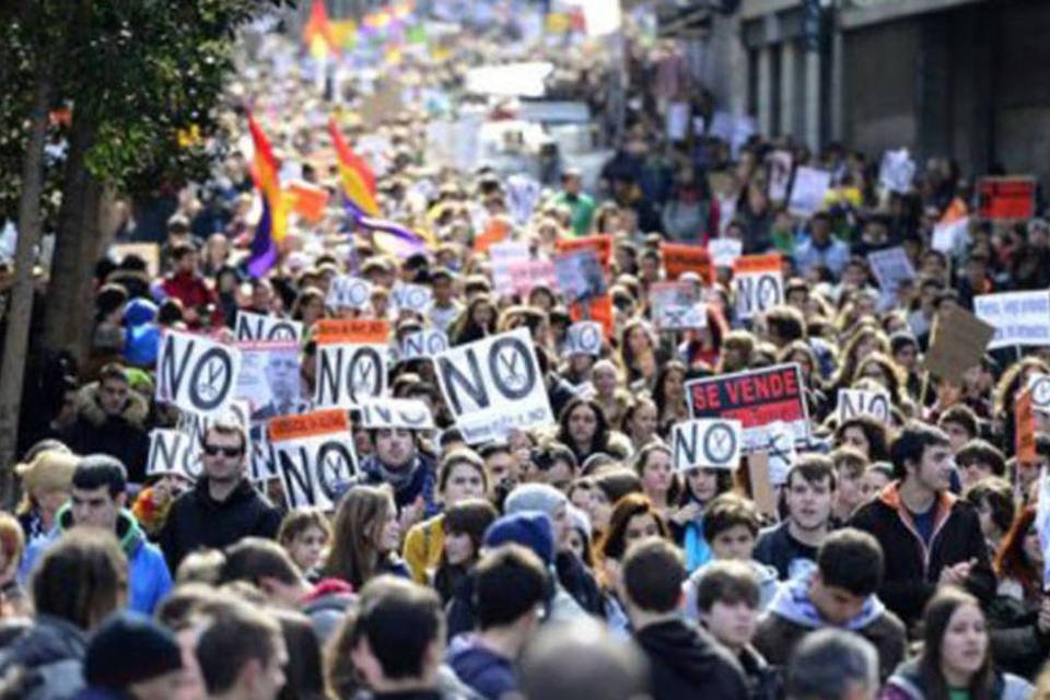 Estudantes espanhóis protestam contra reforma educacional