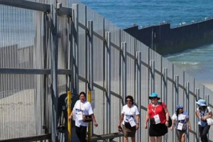 
	Pessoas andam perto da fronteira entre San Diego e Tijuana: quase 33 milh&otilde;es de pessoas de origem mexicana vivem nos Estados Unidos
 (Frederic J. Brown/AFP)