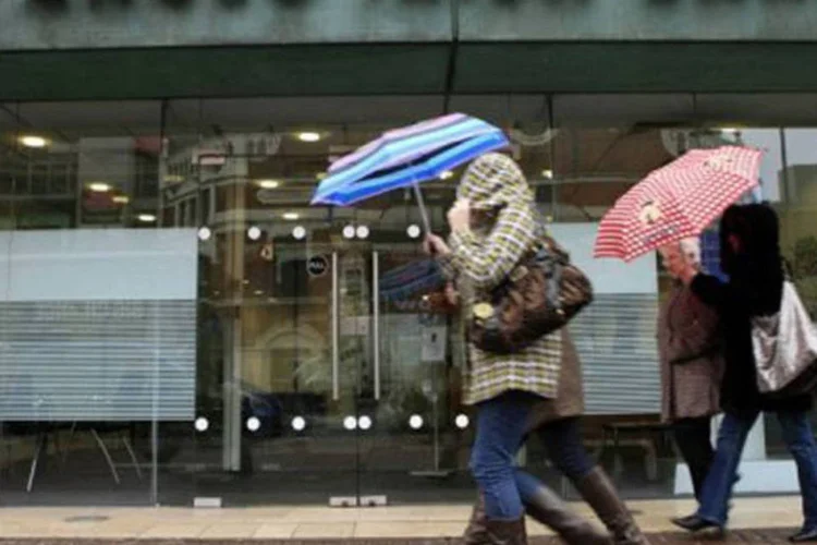 
	Pedestres passam em frente ao Anglo Irish Bank em Belfast, Irlanda do Norte: o desmantelamento precisa do aval do Banco Central Europeu (Peter Muhly/AFP)