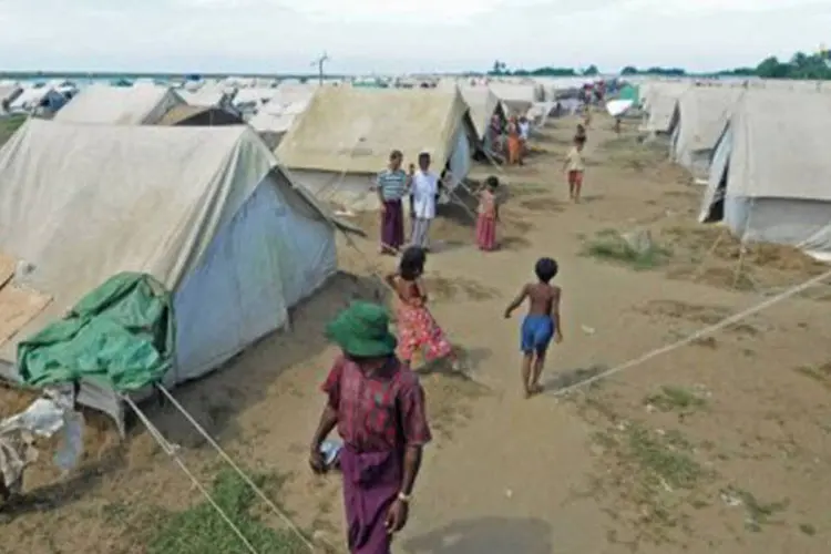 
	Foto de arquivo mostro um campo de refugiados em Mianmar: mu&ccedil;ulmanos e budistas est&atilde;o em conflito
 (Soe Than Win/AFP)