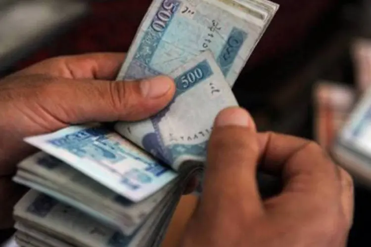 
	Pessoas contando dinheiro no Afeganist&atilde;o: a corrup&ccedil;&atilde;o tem uma dimens&atilde;o social nesse pa&iacute;s
 (Shah Marai/AFP)