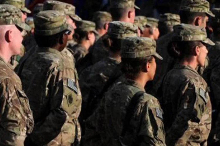 
	Soldados americanos na base a&eacute;rea de Bagram em Kabul: o Pent&aacute;gono oferecer&aacute; assim 1% de aumento para o ano fiscal de 2014, inv&eacute;s do 1,7% previsto (Shah Marai/AFP)