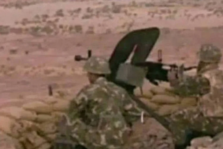 
	Imagem televis&atilde;o argelina Ennahar mostra soldados argelinos no deserto: dois atacantes foram mortos, enquanto seis soldados ficaram feridos
 (AFP)