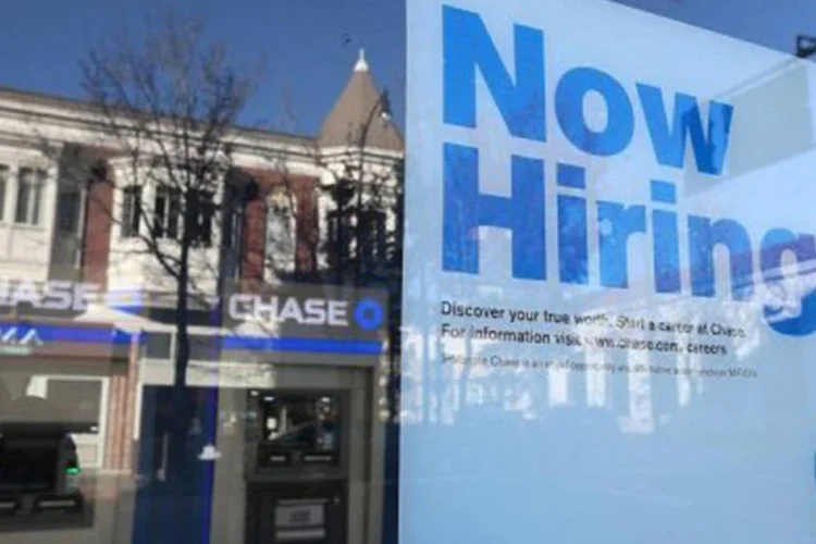
	Cartaz de emprego numa janela do Chase Bank em San Rafael, Calif&oacute;rnia: o pa&iacute;s criou em fevereiro 236 mil postos de trabalho a mais em rela&ccedil;&atilde;o aos que foram perdidos
 (Justin Sullivan/AFP)