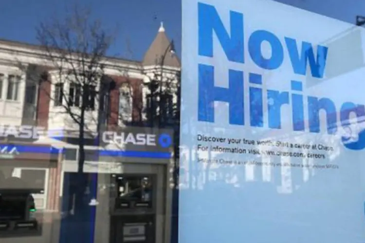 
	Cartaz de emprego numa janela do Chase Bank: foram registrados 366.000 novos pedidos de seguro-desemprego
 (Justin Sullivan/AFP)