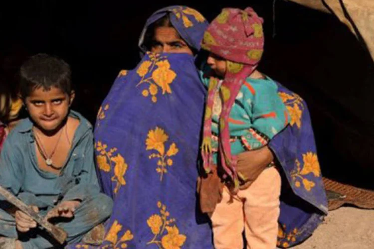 
	Mulher afeg&atilde; e seus filhos esperam por doa&ccedil;&otilde;es em Herat: n&atilde;o houve rea&ccedil;&atilde;o imediata dos Estados Unidos
 (Aref Karimi/AFP)