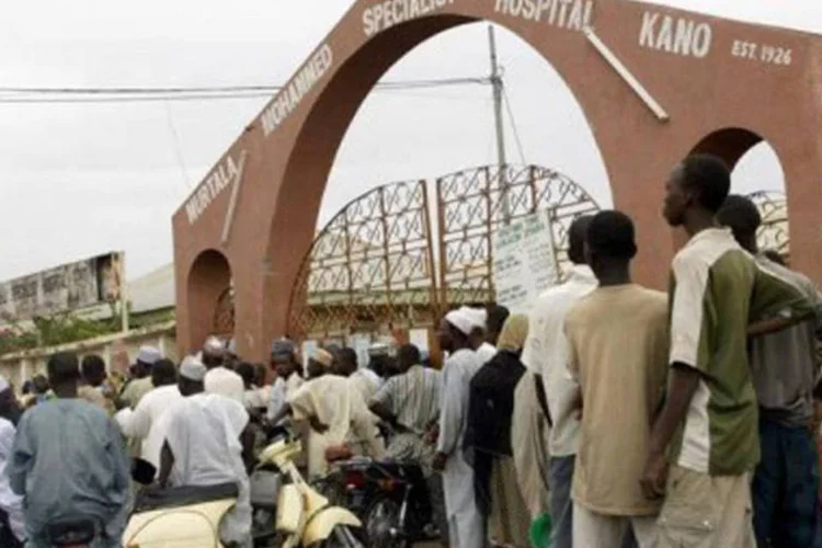 
	Nigerianos em frente a um hospital em Kano: os autores do ataque fugiram de moto
 (Pius Utomi Ekpei/AFP)