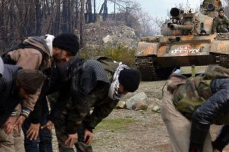 
	Rebeldes s&iacute;rios rezam na prov&iacute;ncia s&iacute;ria de Latakia: na quinta-feira, 161 pessoas - 65 civis, 59 rebeldes e 37 membros das tropas do regime - morreram em todo o pa&iacute;s
 (Aamir Qureshi/AFP)
