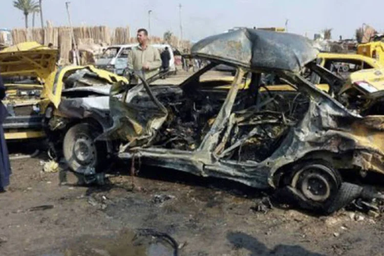 
	Carro destru&iacute;do em ataque em Bagd&aacute;: &nbsp;70 pessoas ficaram feridas
 (Ali al-Saadi/AFP)