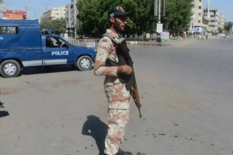
	Soldado paquistan&ecirc;s: os vendedores de CD e DVD foram alvo de ataques de insurgentes, que consideram seu neg&oacute;cio contr&aacute;rio &agrave; religi&atilde;o mu&ccedil;ulmana
 (Rizwan Tabassum/AFP)