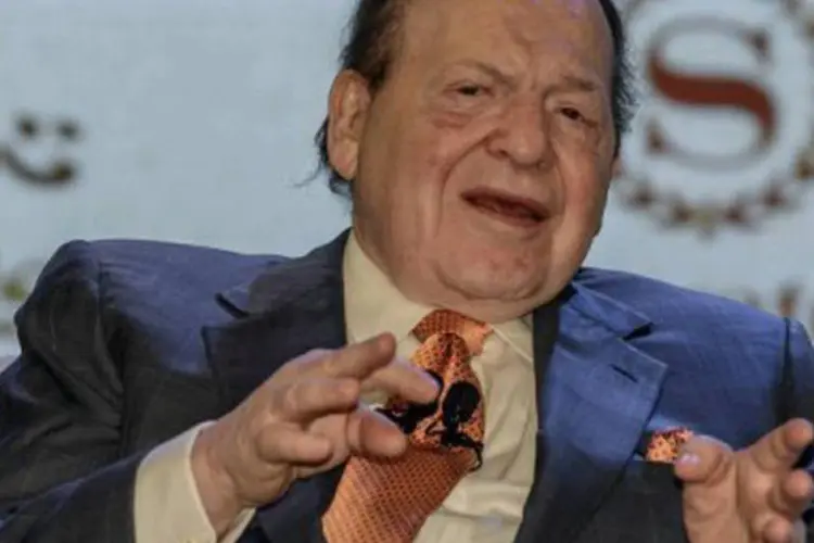 
	Dono de cassinos de Las Vegas Sheldon Adelson em coletiva de imprensa em Macao: o macrocomplexo ser&aacute; formada por quatro hot&eacute;is com 3.000 quartos cada um
 (Philippe Lopez/AFP)