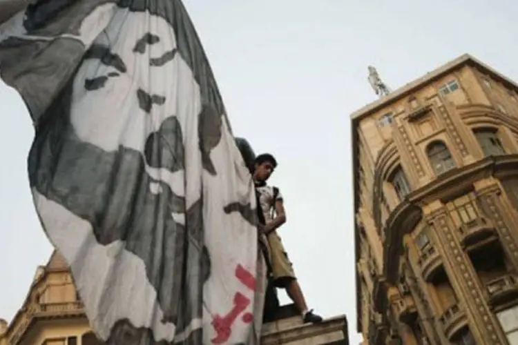 
	Manifestantes anti-governo segura bandeira durante manifesta&ccedil;&atilde;o no Cairo: eles tamb&eacute;m v&atilde;o protestar contra o presidente islamita, Mohamed Mursi
 (Gianluigi Guercia/AFP)