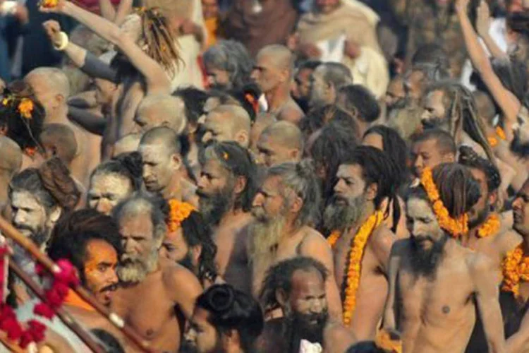 
	Aglomera&ccedil;&atilde;o de fieis &agrave;s margens do Ganges: a confus&atilde;o aconteceu ap&oacute;s um dia no qual mais de 30 milh&otilde;es de peregrinos, um recorde, se banharam nas &aacute;guas sagradas
 (Sanjay Kanojia/AFP)