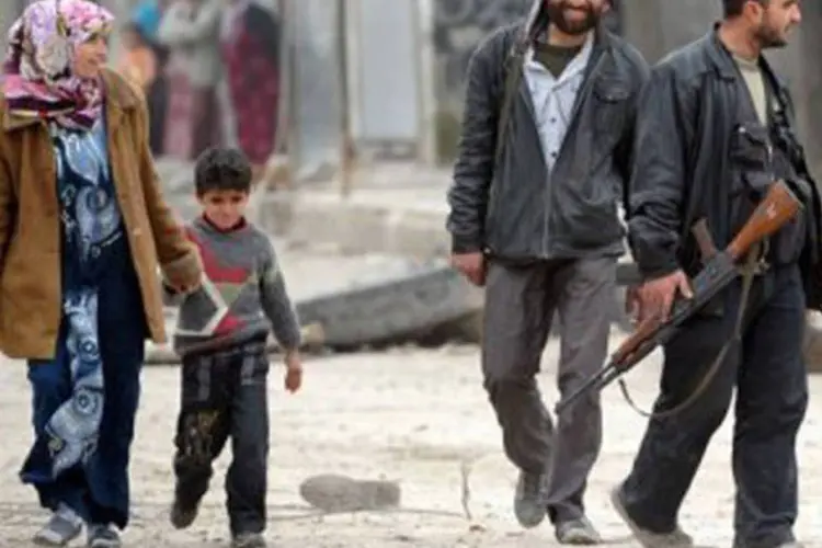 Rebeldes sírios e civis na cidade de Alepo
 (Aamir Qureshi/AFP)