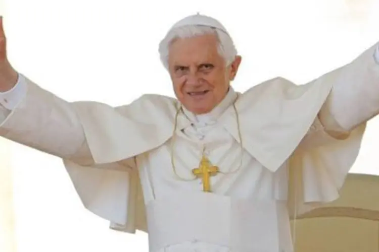 
	Bento XVI foi o sucessor de Jo&atilde;o Paulo II, depois de um dos pontificados mais longos e carism&aacute;ticos da hist&oacute;ria
 (Alberto Pizzoli/AFP)