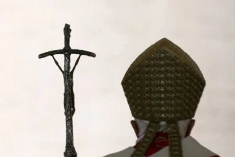
	O Papa Bento XVI:&nbsp;nos &uacute;ltimos anos, a internacionaliza&ccedil;&atilde;o crescente do col&eacute;gio de cardeais tornou cada vez mais aleat&oacute;rio qualquer previs&atilde;o sobre a escolha do conclave.
 (Patrick Hertzog/AFP)