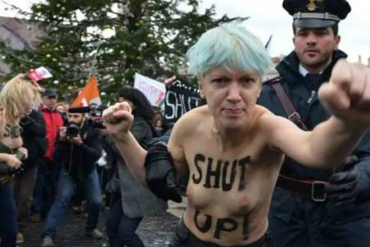
	Femen: ativistas expuseram os torsos pintados com frases como &ldquo;Chega de Papa&rdquo; e &ldquo;Caia fora, Homof&oacute;bico&rdquo;.
 (Afp.com / Vincenzo Pinto)
