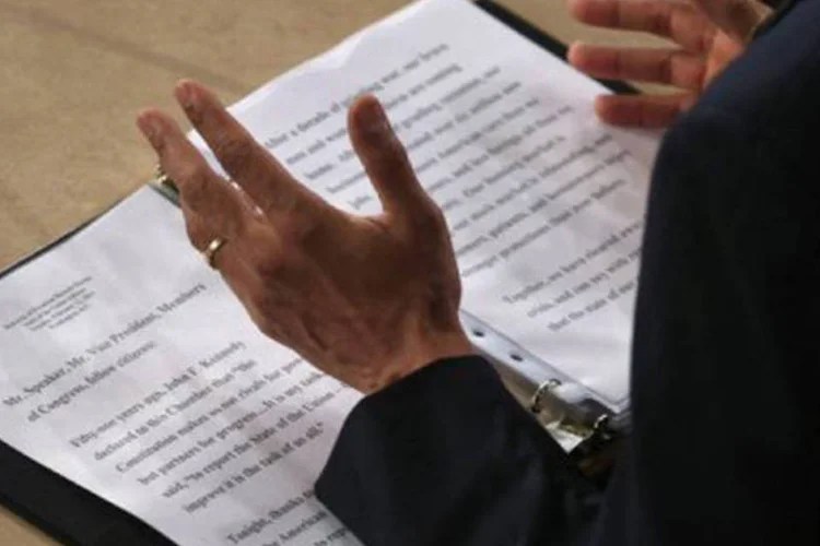 
	Obama l&ecirc; seu discurso no Congresso: &quot;n&atilde;o &eacute; de um governo maior que precisamos, e sim de um governo mais sensato, que estabele&ccedil;a prioridades&quot;, disse
 (Chip Somodevilla/AFP)