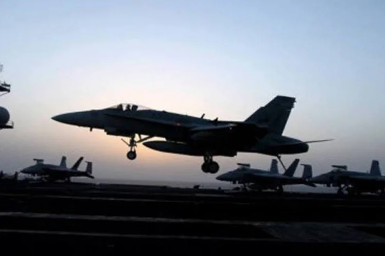 
	Porta-avi&otilde;es americano: grupo naval americano chegou &agrave; costa sul-coreana para a realiza&ccedil;&atilde;o de novas manobras
 (Marwan Naamani/AFP)