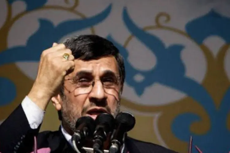 
	Mahmoud Ahmadinejad discursa na pra&ccedil;a Azadi em Teer&atilde;: o objetivo das san&ccedil;&otilde;es &eacute; for&ccedil;ar o pa&iacute;s a mudar a pol&iacute;tica nuclear
 (Behrouz Mehri/AFP)