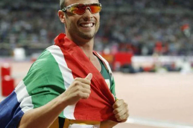 
	Oscar Pistorius: Pistorius, de 26 anos, foi detido em seu domic&iacute;lio pela pol&iacute;cia, que lhe acusou formalmente de assassinato
 (Ian Kington/AFP)