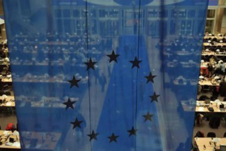 
	Bandeira da UE em Bruxelas: as maiores economias do bloco terminaram com crescimento negativo no quarto trimestre
 (Dominique Faget/AFP)