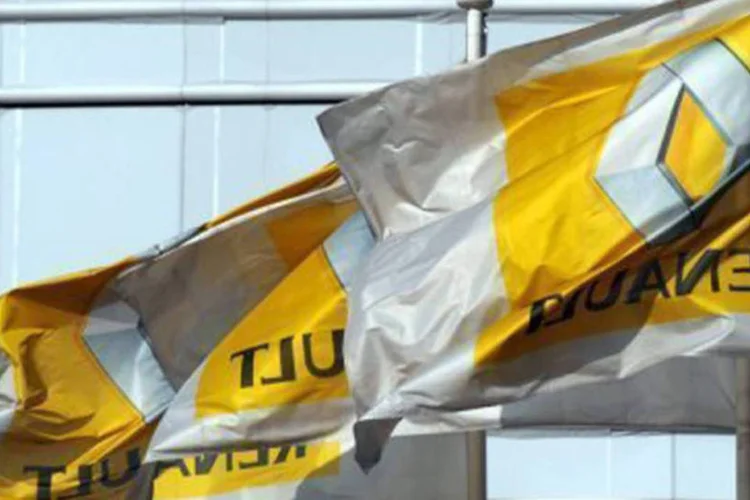 
	Bandeiras da Renault em frente &agrave; sede em Boulogne-Billancourt: o ganho de capital por sua participa&ccedil;&atilde;o na AB Volvo foi de 924 milh&otilde;es de euros (Eric Piermont/AFP)