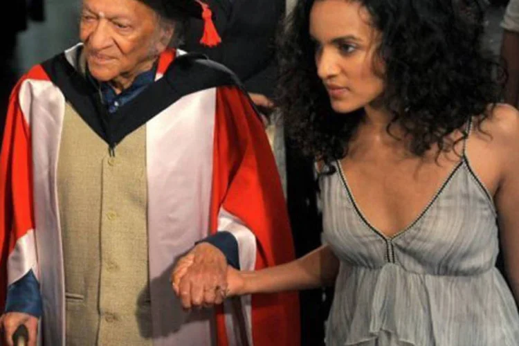 
	A lenda indiana de c&iacute;tara Ravi Shankar e sua filha Anoushka: ela dedicou sua mensagem a uma estudante indiana de fisioterapia estuprada em um &ocirc;nibus por seis homens
 (William West/AFP)