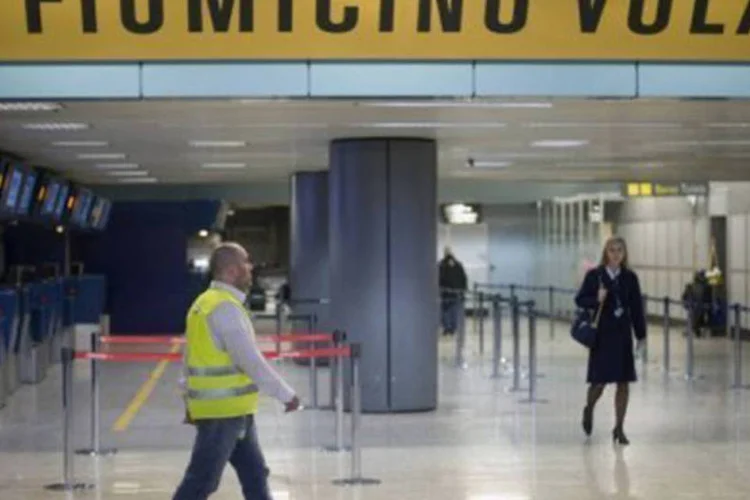 
	Foto de arquivo do aeroporto de Fiumicino em Roma: o ato provocou p&acirc;nico no principal aeroporto de Roma
 (Christophe Simon/AFP)