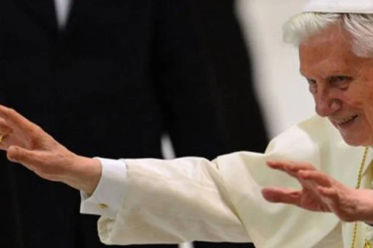 
	Papa Bento XVI durante audi&ecirc;ncia com padres de Roma: &quot;embora eu agora esteja me recolhendo para ora&ccedil;&otilde;es, estarei sempre perto de todos voc&ecirc;s&quot;, disse
 (Gabriel Bouys/AFP)