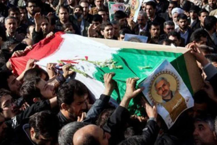 
	Iranianos carregam o caix&atilde;o de Hassan Shateri durante funeral em Teer&atilde;: o iraniano estava na cidade de Alepo para estudar projetos de reconstru&ccedil;&atilde;o da cidade
 (Saeed Karimi Nejad/AFP)