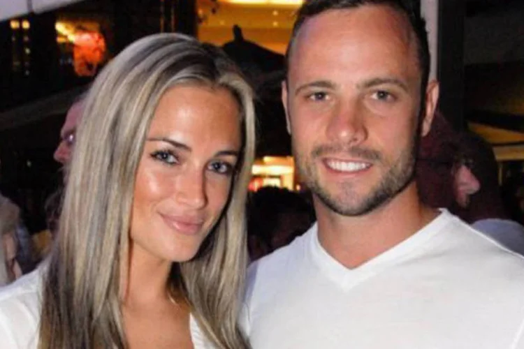 
	Oscar Pistorius e Reeva Steenkamp:&nbsp;o fiscal Gerrie Nel adiantou que acusar&aacute; Pistorius de &quot;assassinato premeditado&quot;.
 (Waldo Swiegers/AFP)
