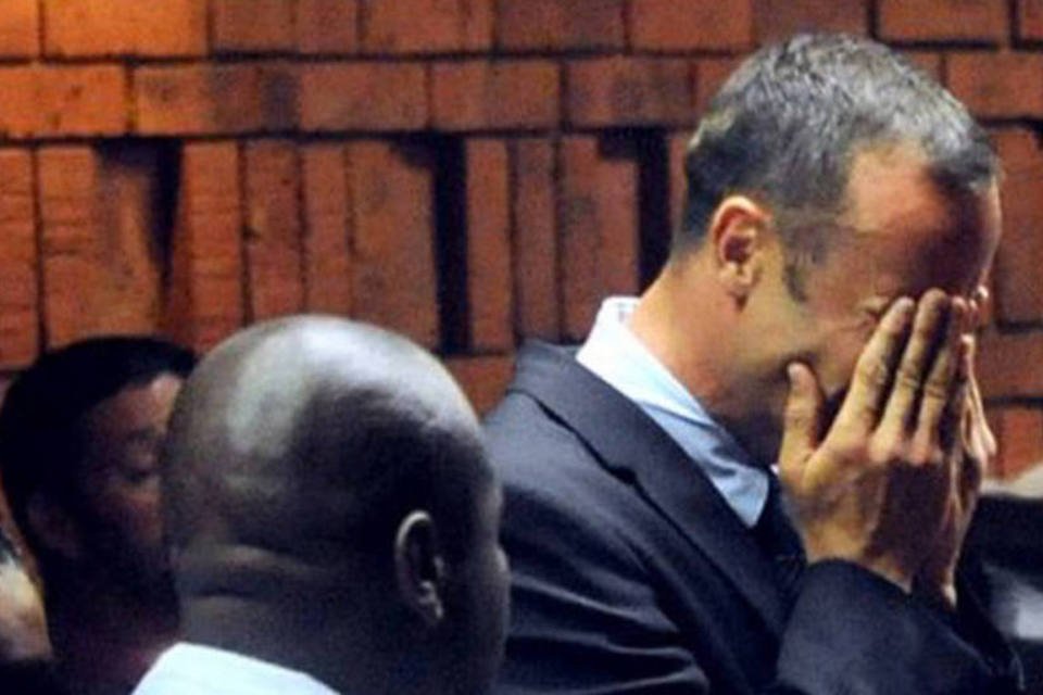 Pistorius chora ao ouvir acusação, mas nega assassinato