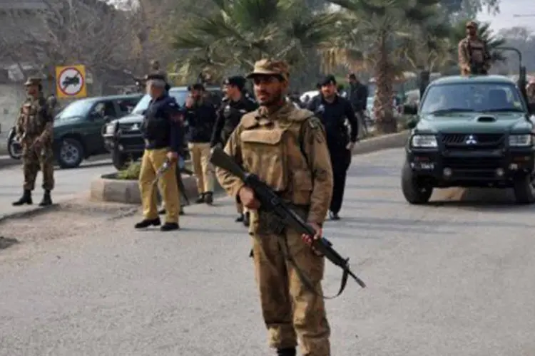 
	Soldados paquistaneses observam protesto em Peshawar: os criminosos abriram fogo contra agentes de uma unidade da pol&iacute;cia tribal
 (A Majeed/AFP)
