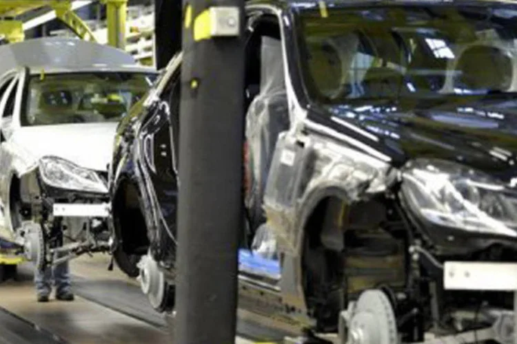 
	Linha de produ&ccedil;&atilde;o de f&aacute;brica da Mercedes-Benz: al&eacute;m das negocia&ccedil;&otilde;es, o sindicato tamb&eacute;m est&aacute; cobrando do governo federal a&ccedil;&otilde;es de est&iacute;mulo &agrave; economia e prote&ccedil;&atilde;o aos trabalhadores
 (Thomas Kienzle/AFP)
