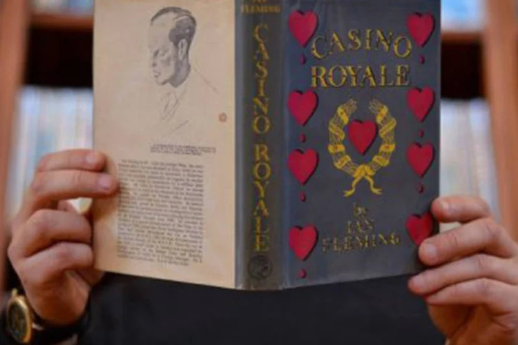 
	Exemplar da primeira edi&ccedil;&atilde;o de &quot;Casino Royale&quot;, primeiro livro de James Bond escrito por Ian Fleming: o lan&ccedil;amento do novo livro comemora os 60 anos da publica&ccedil;&atilde;o
 (Ben Stansall/AFP)