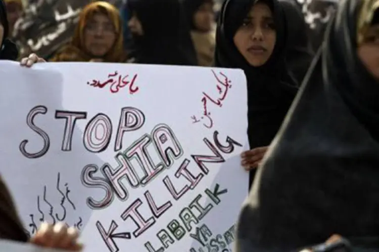 
	Xiitas protestam contra atentados: em Quetta, mais de 4.000 xiitas deixaram de enterrar as v&iacute;timas, um gesto de forte poder simb&oacute;lico entre os mu&ccedil;ulmanos
 (Farooq Naeem/AFP)