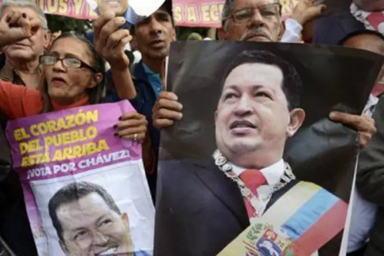 
	Simpatizantes de Ch&aacute;vez celebram seu retorno a Caracas: o vice-presidente venezuelano disse que informa&ccedil;&otilde;es sobre a sa&uacute;de do l&iacute;der ser&atilde;o divulgadas em breve
 (Juan Barreto/AFP)