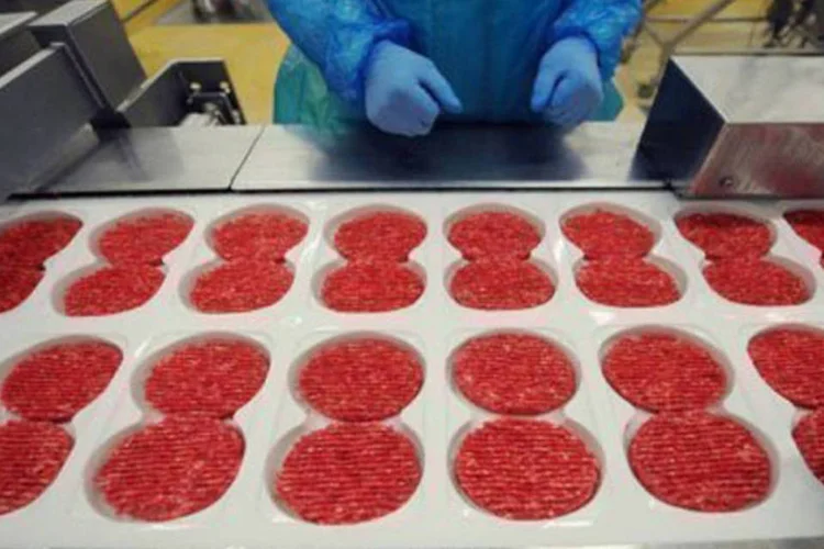 
	Produ&ccedil;&atilde;o de carne na Fran&ccedil;a: a decis&atilde;o foi provocada pela descoberta de tra&ccedil;os de DNA de cavalo nos dois produtos de carne bovina, fornecida pela H.J Schypke
 (Remy Gabalda/AFP)