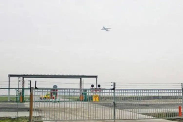 
	Aeroporto de Bruxelas: os criminosos atacaram o caminh&atilde;o em plena pista do aeroporto no momento em que agentes retiravam os diamantes para envi&aacute;-los &agrave; Su&iacute;&ccedil;a
 (Bruno Fahy/AFP)