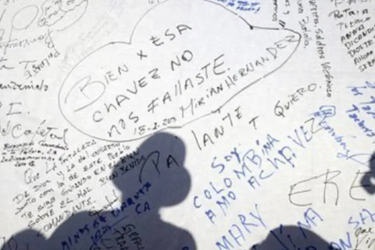 Mensagens de apoio a Chávez, em um muro de Caracas
 (Juan Barreto/AFP)