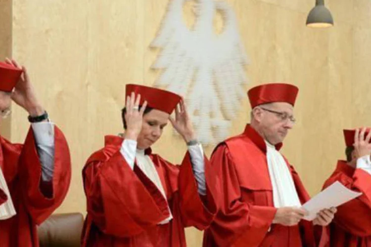 Juizes anunciam a lei sobre a adoção por gays, na cidade alemã de Karlsruhe
 (Uli Deck/AFP)