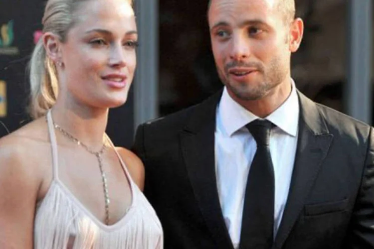 
	Pistorius e Reeva: &quot;senti muito medo por acreditar que havia algu&eacute;m no banheiro. Como estava sem minhas pr&oacute;teses, me senti vulner&aacute;vel. Atirei contra a porta do banheiro e gritei&quot;
 (Lucky Nxumalo/AFP)